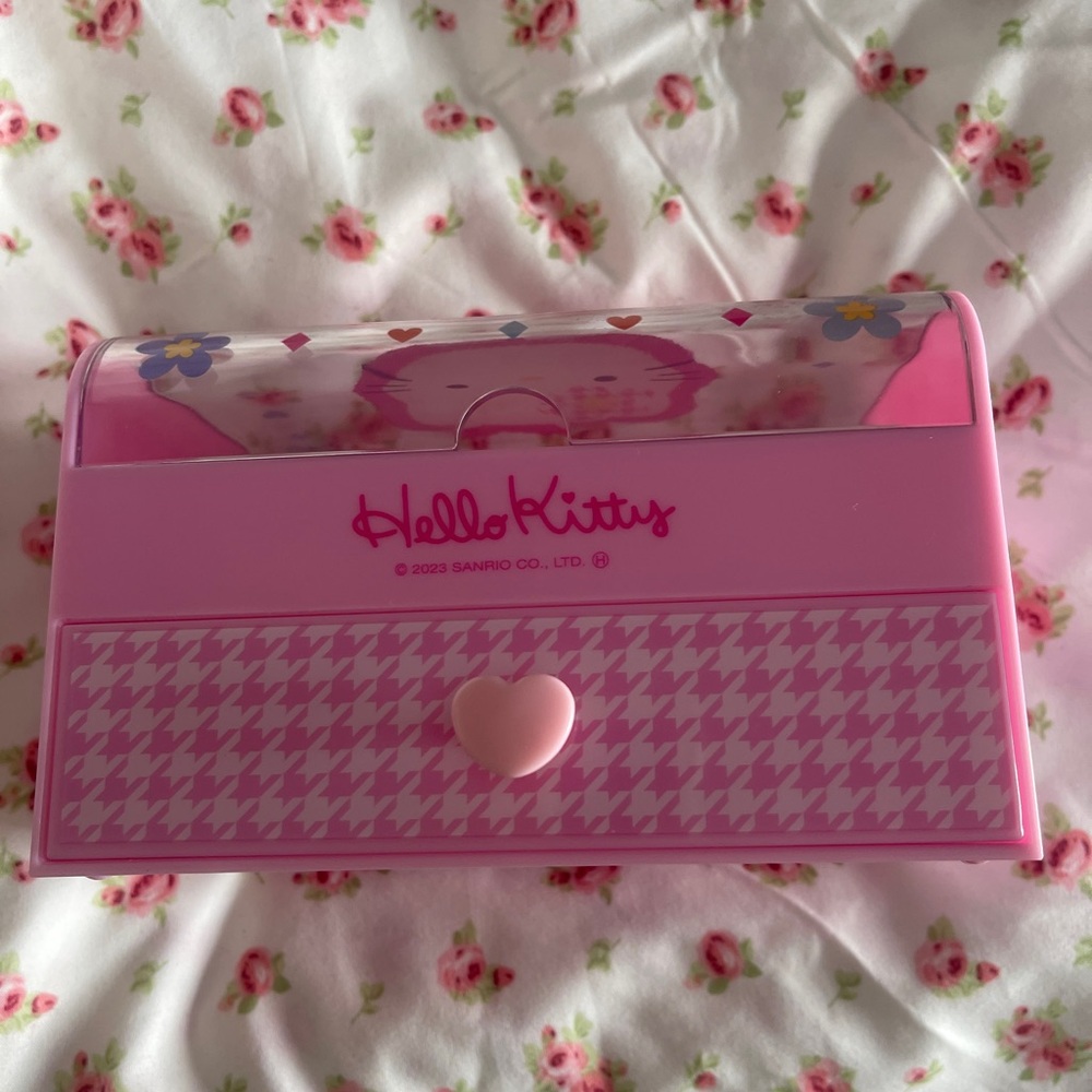 Hello Kitty Houndstooth
Accessory Drawer Box - Picture 3 of 7